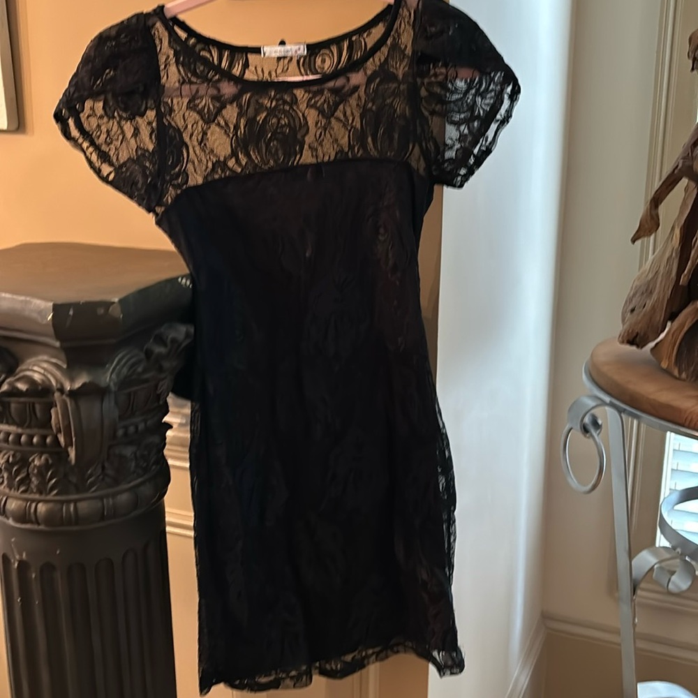 Easel lace dress short